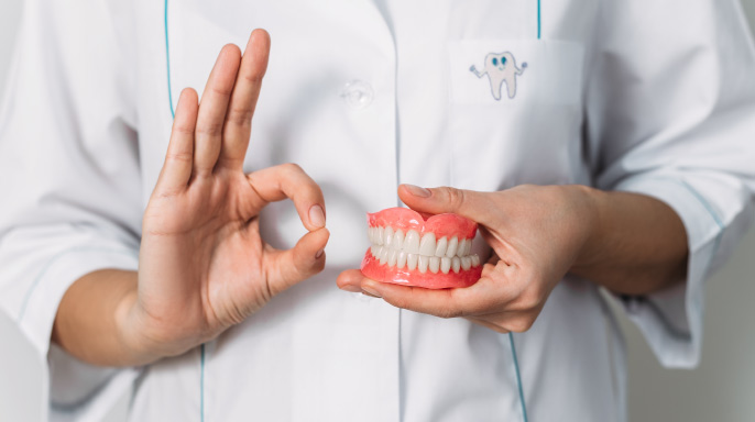Používání fixativ na zubní náhrady: souhrn poznatků – 5. část