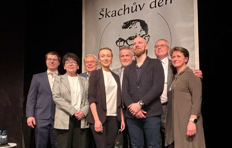 Obr. 12: Zleva MDDr. Antonín Tichý, Ph.D., Doc. MUDr. Magdalena Koťová, Ph.D., Ing. František Vörös, MDDr. Markéta Janovská, As. MUDr. Ladislav Korábek, CSc., MBA, MUDr. Michal Král, Ph.D., MUDr. Ladislav Kindl, MUDr. et MUDr. Markéta Harakaľová