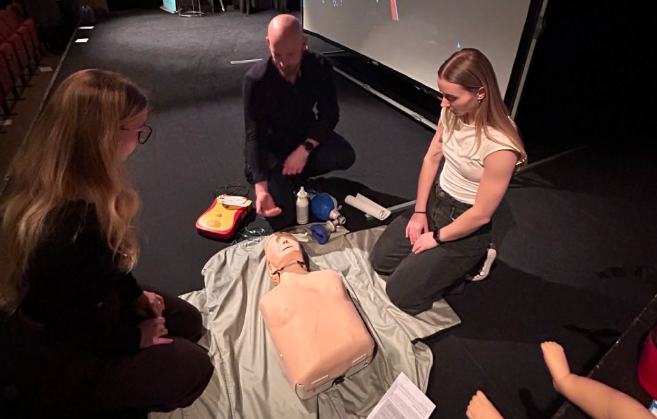 Obr. 13: Účastníci měli možnost si vyzkoušet zásady první pomoci
