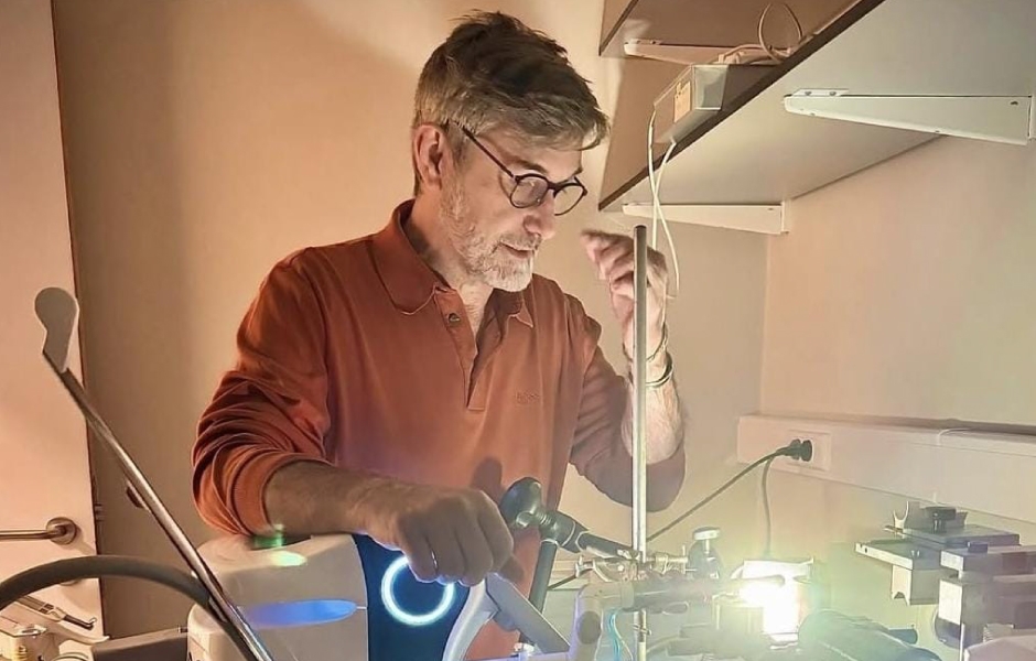 Prof. De Moor se zabývá laserovou aktivací výplachu PIPS a SWEEPS