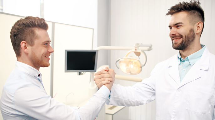 Generační výměna v českém zdravotnictví. Počet lékařů, kteří si odkupují ordinace, vzrostl vloni o třetinu Generační výměna v českém zdravotnictví. Počet lékařů, kteří si odkupují ordinace, vzrostl vloni o třetinu